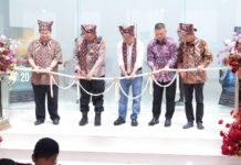 Wali Kota Payakumbuh Zulmaeta bersama jajaran meresmikan gedung baru Honda Gajah Motor Payakumbuh dengan prosesi pengguntingan pita.