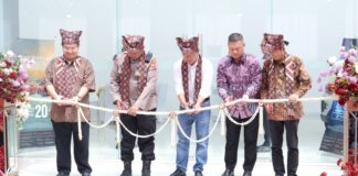 Wali Kota Payakumbuh Zulmaeta bersama jajaran meresmikan gedung baru Honda Gajah Motor Payakumbuh dengan prosesi pengguntingan pita.