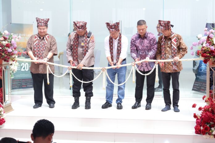 Wali Kota Payakumbuh Zulmaeta bersama jajaran meresmikan gedung baru Honda Gajah Motor Payakumbuh dengan prosesi pengguntingan pita.