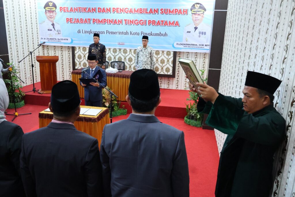 Pelantikan dan pengambilan sumpah pejabat pimpinan tinggi pratama oleh Wali Kota Payakumbuh Zulmaeta.