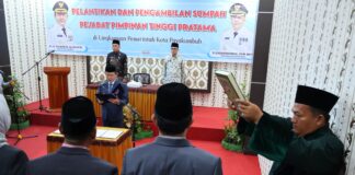 Pelantikan dan pengambilan sumpah pejabat pimpinan tinggi pratama oleh Wali Kota Payakumbuh Zulmaeta.