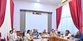 Rapat kerja Dinas Komunikasi dan Informatika (Diskominfo) Kota Payakumbuh bersama Komisi B DPRD Kota Payakumbuh membahas KUA-PPAS 2026 di ruang Komisi B DPRD.