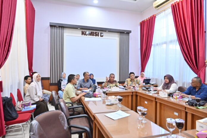 Rapat kerja Dinas Komunikasi dan Informatika (Diskominfo) Kota Payakumbuh bersama Komisi B DPRD Kota Payakumbuh membahas KUA-PPAS 2026 di ruang Komisi B DPRD.