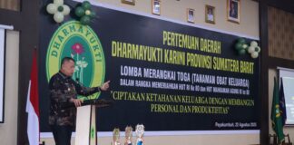 Wakil Wali Kota Payakumbuh Elzadaswarman memberikan sambutan pada Pertemuan Daerah Dharmayukti Karini Provinsi Sumatera Barat di Aula Ngalau Indah Balai Kota Payakumbuh, Jumat (22/8/2025).