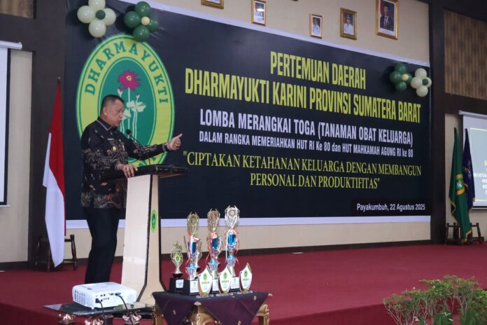 Wakil Wali Kota Payakumbuh Elzadaswarman memberikan sambutan pada Pertemuan Daerah Dharmayukti Karini Provinsi Sumatera Barat di Aula Ngalau Indah Balai Kota Payakumbuh, Jumat (22/8/2025).