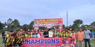 Tim SSB Arafah meraih juara pertama Liga Junior Payakumbuh KU-15 Tahun 2024/2025, foto bersama Wakil Wali Kota Elzadaswarman usai penutupan liga di Lapangan Kapten Tantawi, Tanjung Pauh, Minggu (24/8/2025).