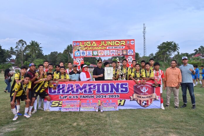Wawako Menyerahkan tropi kepada Pemenang Tim SSB Arafah meraih juara pertama Liga Junior Payakumbuh KU-15 Tahun 2024/2025, foto bersama Wakil Wali Kota Elzadaswarman usai penutupan liga di Lapangan Kapten Tantawi, Tanjung Pauh, Minggu (24/8/2025).
