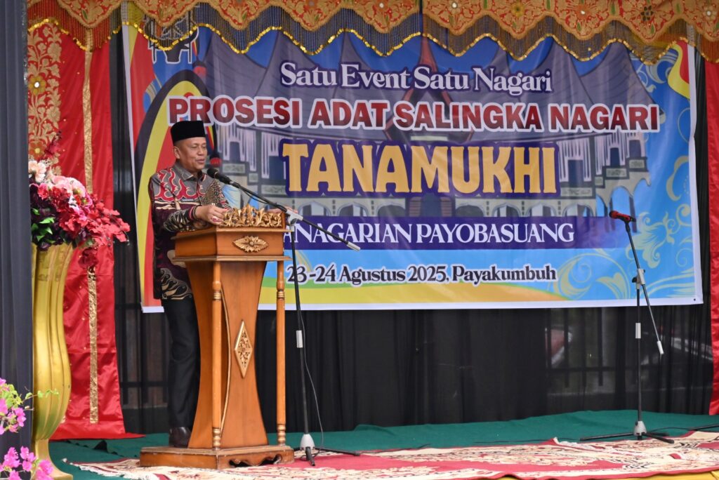 Wakil Wali Kota Payakumbuh Elzadaswarman menyampaikan sambutan pada prosesi adat Satu Nagari Satu Event “Tanam Ukhi” di Kanagarian Payobasuang, Minggu (24/8/2025).