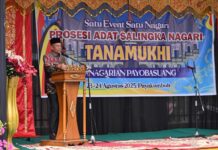 Meriah dan Penuh Makna, Payakumbuh Gelar Batanam Ukhi di Satu Event Satu Nagari Wakil Wali Kota Payakumbuh Elzadaswarman menyampaikan sambutan pada prosesi adat Satu Nagari Satu Event “Tanam Ukhi” di Kanagarian Payobasuang, Minggu (24/8/2025).
