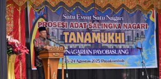 Wakil Wali Kota Payakumbuh Elzadaswarman menyampaikan sambutan pada prosesi adat Satu Nagari Satu Event “Tanam Ukhi” di Kanagarian Payobasuang, Minggu (24/8/2025).