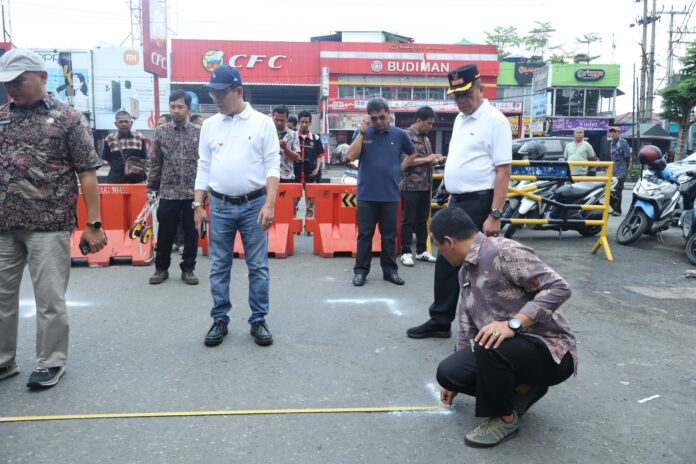 Wali Kota Payakumbuh bersama jajaran pemerintah meninjau lokasi relokasi pedagang korban kebakaran Pasar Payakumbuh.