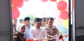 Wali Kota Payakumbuh Zulmaeta bersama jajaran forkopimda menggunting pita peresmian SPPG Merah Putih Nurul Huda Aua Kuniang.