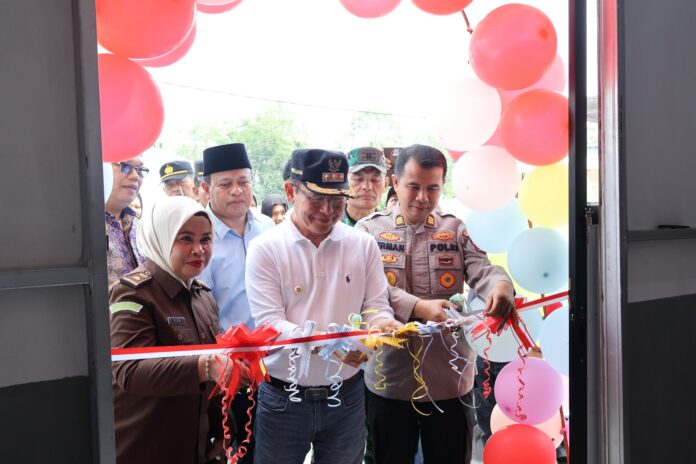 Wali Kota Payakumbuh Zulmaeta bersama jajaran forkopimda menggunting pita peresmian SPPG Merah Putih Nurul Huda Aua Kuniang.