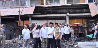Gubernur Sumatera Barat Mahyeldi bersama Pemko meninjau lokasi kebakaran Pasar Payakumbuh yang hangus terbakar.