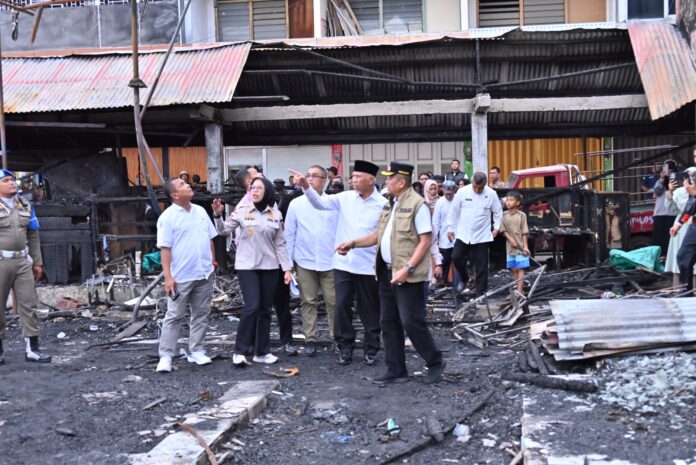 Gubernur Sumatera Barat Mahyeldi bersama Pemko meninjau lokasi kebakaran Pasar Payakumbuh yang hangus terbakar.