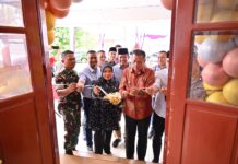 Pejabat Pemko Payakumbuh bersama unsur Forkopimda meresmikan Satuan Pelayanan Pemenuhan Gizi (SPPG) Kapalo Koto Dibalai dengan prosesi pemotongan pita.