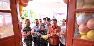 Pejabat Pemko Payakumbuh bersama unsur Forkopimda meresmikan Satuan Pelayanan Pemenuhan Gizi (SPPG) Kapalo Koto Dibalai dengan prosesi pemotongan pita.