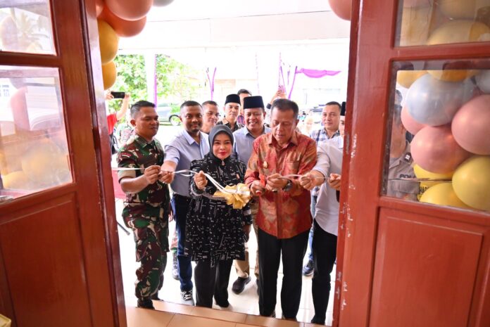 Pejabat Pemko Payakumbuh bersama unsur Forkopimda meresmikan Satuan Pelayanan Pemenuhan Gizi (SPPG) Kapalo Koto Dibalai dengan prosesi pemotongan pita.