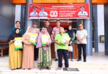 Warga Payakumbuh menerima beras SPHP dalam kegiatan Gerakan Pangan Murah Serentak di halaman Kantor Camat Payakumbuh Utara.
