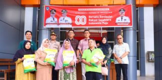 Warga Payakumbuh menerima beras SPHP dalam kegiatan Gerakan Pangan Murah Serentak di halaman Kantor Camat Payakumbuh Utara.