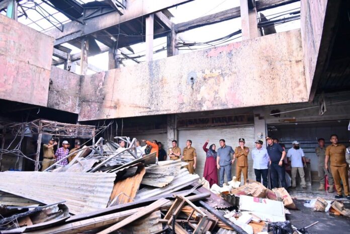 Wali Kota Payakumbuh bersama Forkopimda meninjau lokasi kebakaran Pasar Pusat Payakumbuh Blok Barat yang hangus terbakar.