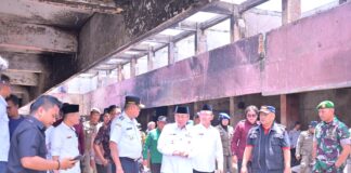 Pemko Padang serahkan bantuan Rp182 juta dan tinjau lokasi kebakaran Pasar Payakumbuh bersama Pemko Payakumbuh.
