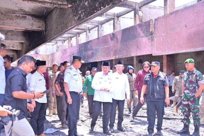 Pemko Padang serahkan bantuan Rp182 juta dan tinjau lokasi kebakaran Pasar Payakumbuh bersama Pemko Payakumbuh.