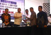 Wawako Payakumbuh Minta Dukungan Pusat untuk Percepatan Pembangunan Wakil Wali Kota Payakumbuh, Elzadaswarman, menyerahkan proposal percepatan pembangunan kepada Wakil Ketua Komisi VI DPR RI, Andre Rosiade, dalam rapat koordinasi kepala daerah se-Sumatera Barat di Sawahlunto.