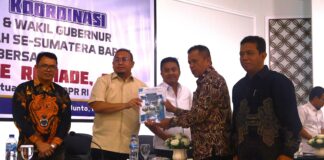 Wakil Wali Kota Payakumbuh, Elzadaswarman, menyerahkan proposal percepatan pembangunan kepada Wakil Ketua Komisi VI DPR RI, Andre Rosiade, dalam rapat koordinasi kepala daerah se-Sumatera Barat di Sawahlunto.