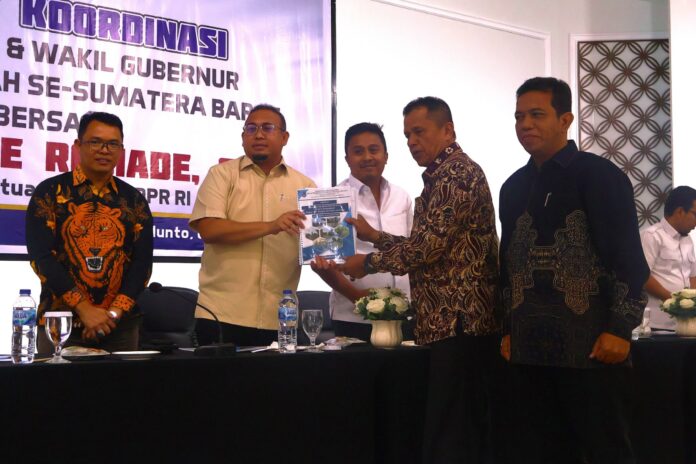 Wakil Wali Kota Payakumbuh, Elzadaswarman, menyerahkan proposal percepatan pembangunan kepada Wakil Ketua Komisi VI DPR RI, Andre Rosiade, dalam rapat koordinasi kepala daerah se-Sumatera Barat di Sawahlunto.