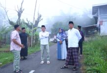 Wali Kota Payakumbuh bersama rombongan meninjau kawasan Gadih Angik usai subuh berjamaah bersama warga.