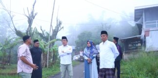 Wali Kota Payakumbuh bersama rombongan meninjau kawasan Gadih Angik usai subuh berjamaah bersama warga.