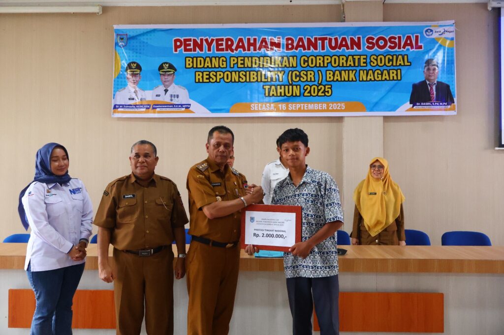 Penyerahan simbolis bantuan CSR Bank Nagari bidang pendidikan kepada pelajar di Payakumbuh, Selasa 16 September 2025.