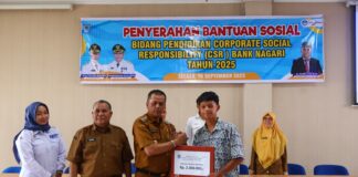 Penyerahan simbolis bantuan CSR Bank Nagari bidang pendidikan kepada pelajar di Payakumbuh, Selasa 16 September 2025.