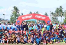 Anak-anak peserta Liga Askot PSSI 2025 Payakumbuh berfoto bersama pejabat dan panitia di bawah gerbang Champions pada acara pembukaan di Lapangan Porseba.