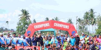 Anak-anak peserta Liga Askot PSSI 2025 Payakumbuh berfoto bersama pejabat dan panitia di bawah gerbang Champions pada acara pembukaan di Lapangan Porseba.