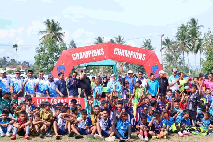 Meriah, Pembukaan Liga Askot PSSI 2025 Payakumbuh di Lapangan Porseba Anak-anak peserta Liga Askot PSSI 2025 Payakumbuh berfoto bersama pejabat dan panitia di bawah gerbang Champions pada acara pembukaan di Lapangan Porseba.