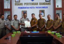 Wakil Wali Kota Payakumbuh bersama Kepala BPN menyerahkan sertifikat aset daerah secara simbolis di Ruang Pertemuan Randang, Balai Kota Payakumbuh.