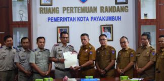 Wakil Wali Kota Payakumbuh bersama Kepala BPN menyerahkan sertifikat aset daerah secara simbolis di Ruang Pertemuan Randang, Balai Kota Payakumbuh.