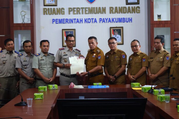Wakil Wali Kota Payakumbuh bersama Kepala BPN menyerahkan sertifikat aset daerah secara simbolis di Ruang Pertemuan Randang, Balai Kota Payakumbuh.