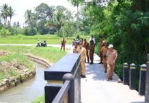 Wali Kota Payakumbuh meninjau pembangunan irigasi bersama jajaran Pemko untuk memastikan proyek tepat mutu dan tepat waktu.