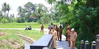 Wali Kota Payakumbuh meninjau pembangunan irigasi bersama jajaran Pemko untuk memastikan proyek tepat mutu dan tepat waktu.