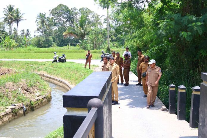 Wali Kota Payakumbuh meninjau pembangunan irigasi bersama jajaran Pemko untuk memastikan proyek tepat mutu dan tepat waktu.