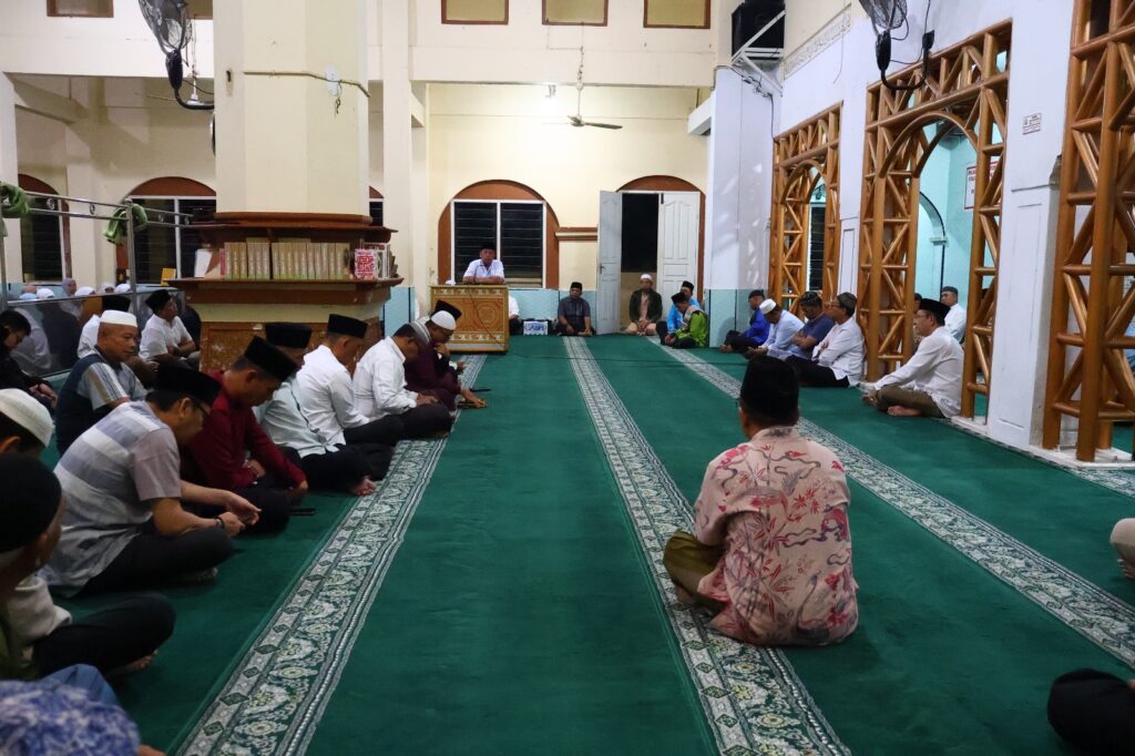 Jamaah Masjid Muhsinin Payakumbuh mengikuti subuh berjamaah sekaligus dialog aspirasi bersama Wali