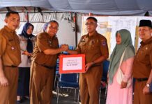 Penyerahan donasi Rp26,7 juta dari Dinas Pendidikan Payakumbuh untuk korban kebakaran Pasar.