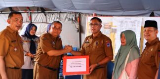 Penyerahan donasi Rp26,7 juta dari Dinas Pendidikan Payakumbuh untuk korban kebakaran Pasar.