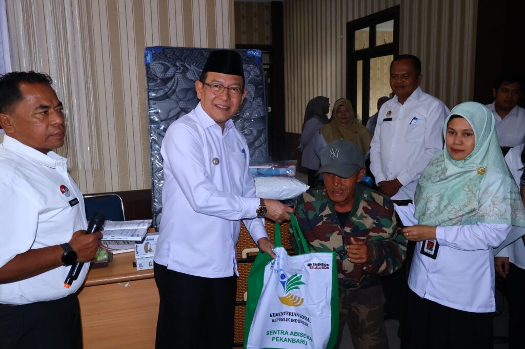 Wali Kota Payakumbuh Zulmaeta menyerahkan Bantuan ATENSI Tahap II kepada penyandang disabilitas di Kantor Dinas Sosial Payakumbuh, Rabu (23/9/2025).