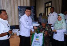 Pemko Payakumbuh Salurkan Bantuan ATENSI Rp103,4 Juta untuk 66 KPM Disabilitas Wali Kota Payakumbuh Zulmaeta menyerahkan Bantuan ATENSI Tahap II kepada penyandang disabilitas di Kantor Dinas Sosial Payakumbuh, Rabu (23/9/2025).