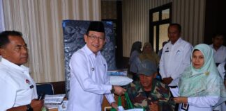 Wali Kota Payakumbuh Zulmaeta menyerahkan Bantuan ATENSI Tahap II kepada penyandang disabilitas di Kantor Dinas Sosial Payakumbuh, Rabu (23/9/2025).