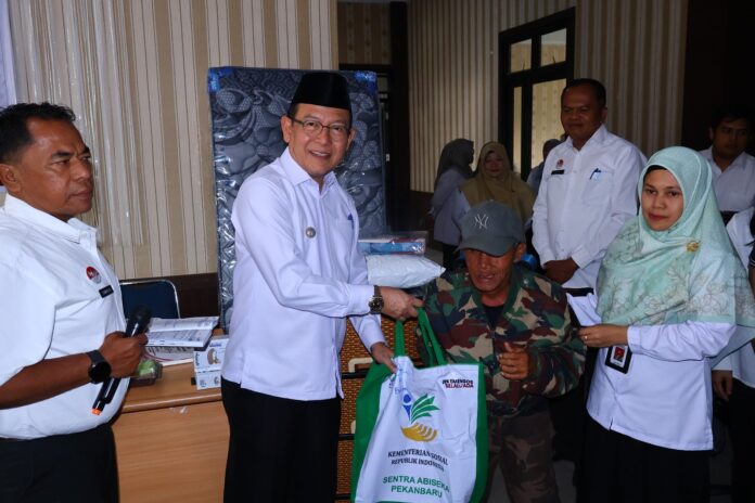 Wali Kota Payakumbuh Zulmaeta menyerahkan Bantuan ATENSI Tahap II kepada penyandang disabilitas di Kantor Dinas Sosial Payakumbuh, Rabu (23/9/2025).